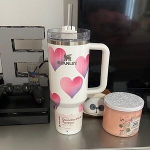 Stanley Quencher H2.0 Tumbler with Pink and White Hearts
